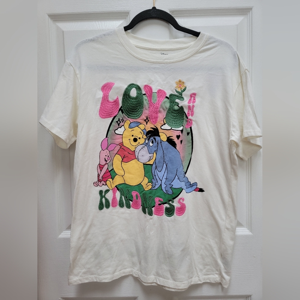Disney Winnie The Pooh Love Spread Joy Short Sleeve Tee Shirt Size Small